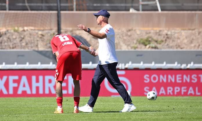 10.08.2024, Fussball, Herren, 2. Bundesliga, Saison 2024 2025, SV 07 Elversberg - 1. FC Köln, Denis Husein-Basic (1. FC Köln) und Trainer Gerhard Struber (1. FC Köln) Elversberg Ursapharm-Arena an der Kaiserlinde Saarland Deutschland (DE)