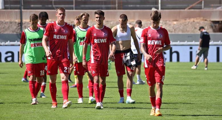 10.08.2024, Fussball, Herren, 2. Bundesliga, Saison 2024 2025, SV 07 Elversberg - 1. FC Köln, Die Spieler des 1. FC Köln verlassen nach dem Unentschieden in Elversberg sichtlich enttäuscht das Spielfeld, Denis Husein-Basic (1. FC Köln) Elversberg Ursapharm-Arena an der Kaiserlinde Saarland Deutschland (DE)