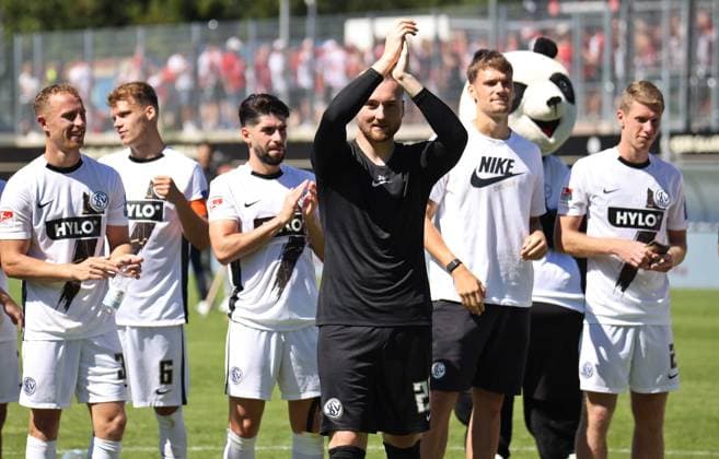 10.08.2024, Fussball, Herren, 2. Bundesliga, Saison 2024 2025, SV 07 Elversberg - 1. FC Köln, Nicolas Kristof (SV 07 Elversberg) bedankt sich bei den Fans Elversberg Ursapharm-Arena an der Kaiserlinde Saarland Deutschland (DE)