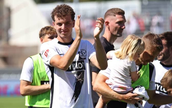 10.08.2024, Fussball, Herren, 2. Bundesliga, Saison 2024 2025, SV 07 Elversberg - 1. FC Köln, Fisnik Asllani (SV 07 Elversberg) bedankt sich bei den Fans für die Unterstützung Elversberg Ursapharm-Arena an der Kaiserlinde Saarland Deutschland (DE)