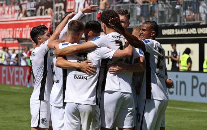 10.08.2024, Fussball, Herren, 2. Bundesliga, Saison 2024 2025, SV 07 Elversberg - 1. FC Köln, Torjubel der SV Elversberg nach dem Tor zum 2:1 durch Frederik Schmahl (SV 07 Elversberg) Elversberg Ursapharm-Arena an der Kaiserlinde Saarland Deutschland (DE)