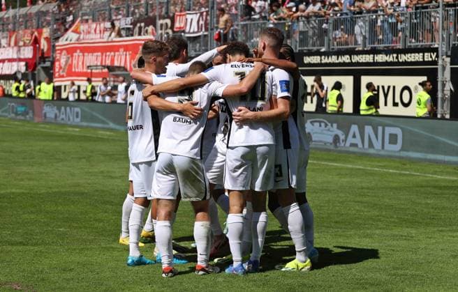 10.08.2024, Fussball, Herren, 2. Bundesliga, Saison 2024 2025, SV 07 Elversberg - 1. FC Köln, Torjubel der SV 07 Elversberg nach dem Tor zum 2:1 durch Frederik Schmahl (SV 07 Elversberg) Elversberg Ursapharm-Arena an der Kaiserlinde Saarland Deutschland (DE)