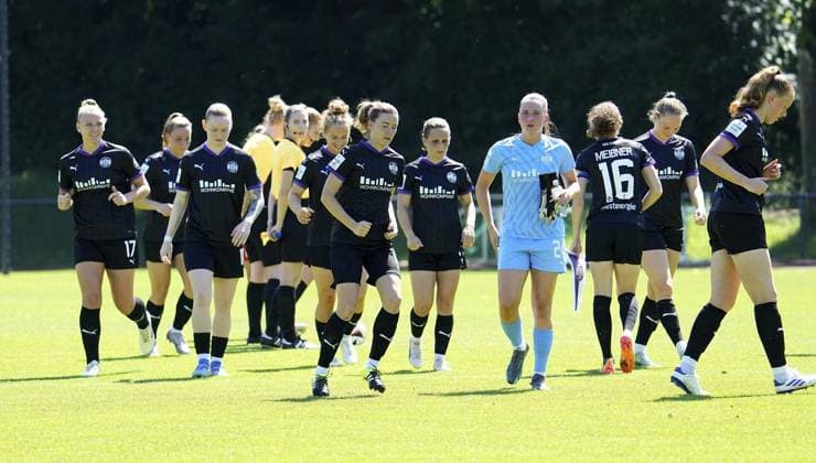 Frauenfussball in Essen ** NUR FÜR REDAKTIONELLE ZWECKE ** EDITORIAL USE ONLY **<p>Lena Ostermeier von der SGS Essen vorm Spiel gegen den 1. FC Union Berlin. Das Freundschaftsspiel SGS Essen gegen 1. FC Union Berlin endete am 10.08. 2024 mit 2:3 auf der Helmut-Rahn-Sportanlage Raumerstraße 57. Michael Gohl FUNKE Foto Services< p> Deutschland Nordrhein-Westfalen Essen Copyright: MichaelxGohl