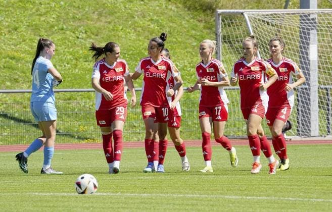 Frauenfussball in Essen ** NUR FÜR REDAKTIONELLE ZWECKE ** EDITORIAL USE ONLY **<p>Antonia-Johanna Halverkamps und Sarah Abu Sabbah vom 1. FC Union Berlin freuen sich über das Tor gegen die SGS Essen. Das Freundschaftsspiel SGS Essen gegen 1. FC Union Berlin endete am 10.08. 2024 mit 2:3 auf der Helmut-Rahn-Sportanlage Raumerstraße 57. Michael Gohl FUNKE Foto Services< p> Deutschland Nordrhein-Westfalen Essen Copyright: MichaelxGohl