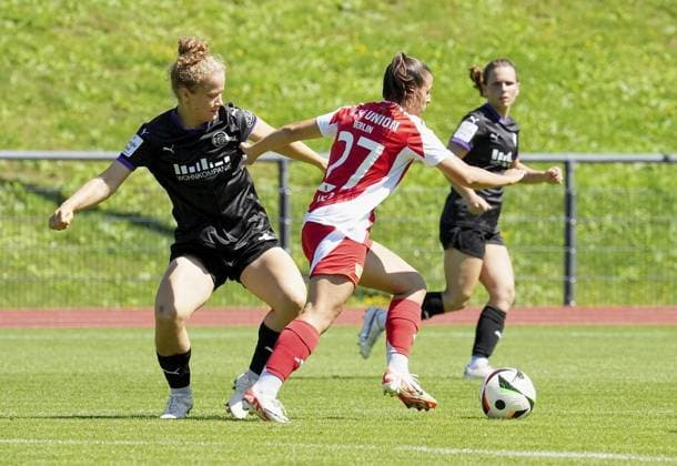 Frauenfussball in Essen ** NUR FÜR REDAKTIONELLE ZWECKE ** EDITORIAL USE ONLY **<p>Paulina Platner von der SGS Essen vorm Spiel gegen Korina Lara Janez vom 1. FC Union Berlin. Das Freundschaftsspiel SGS Essen gegen 1. FC Union Berlin endete am 10.08. 2024 mit 2:3 auf der Helmut-Rahn-Sportanlage Raumerstraße 57. Michael Gohl FUNKE Foto Services< p> Deutschland Nordrhein-Westfalen Essen Copyright: MichaelxGohl