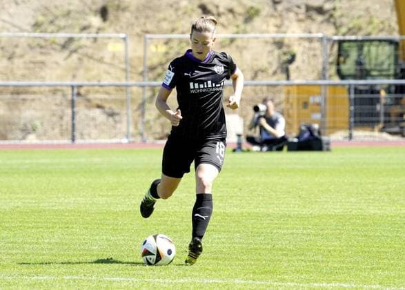 Frauenfussball in Essen ** NUR FÜR REDAKTIONELLE ZWECKE ** EDITORIAL USE ONLY **<p>Lena Ostermeier von der SGS Essen vorm Spiel gegen den 1. FC Union Berlin. Das Freundschaftsspiel SGS Essen gegen 1. FC Union Berlin endete am 10.08. 2024 mit 2:3 auf der Helmut-Rahn-Sportanlage Raumerstraße 57. Michael Gohl FUNKE Foto Services< p> Deutschland Nordrhein-Westfalen Essen Copyright: MichaelxGohl