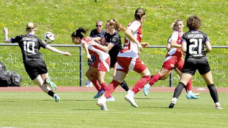 Frauenfussball in Essen ** NUR FÜR REDAKTIONELLE ZWECKE ** EDITORIAL USE ONLY **<p>Natasha Kowalski und Laura Pucks von der SGS Essen vorm Spiel gegen Sarah Abu Sabbah vom 1. FC Union Berlin. Das Freundschaftsspiel SGS Essen gegen 1. FC Union Berlin endete am 10.08. 2024 mit 2:3 auf der Helmut-Rahn-Sportanlage Raumerstraße 57. Michael Gohl FUNKE Foto Services< p> Deutschland Nordrhein-Westfalen Essen Copyright: MichaelxGohl