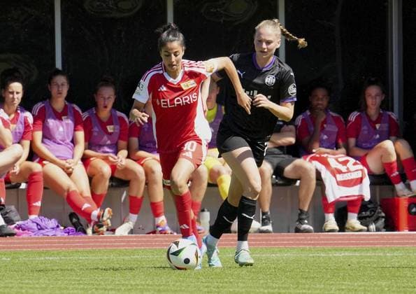 Frauenfussball in Essen ** NUR FÜR REDAKTIONELLE ZWECKE ** EDITORIAL USE ONLY **<p>Annika Enderle von der SGS Essen vorm Spiel gegen Sarah Abu Sabbah vom 1. FC Union Berlin. Das Freundschaftsspiel SGS Essen gegen 1. FC Union Berlin endete am 10.08. 2024 mit 2:3 auf der Helmut-Rahn-Sportanlage Raumerstraße 57. Michael Gohl FUNKE Foto Services< p> Deutschland Nordrhein-Westfalen Essen Copyright: MichaelxGohl