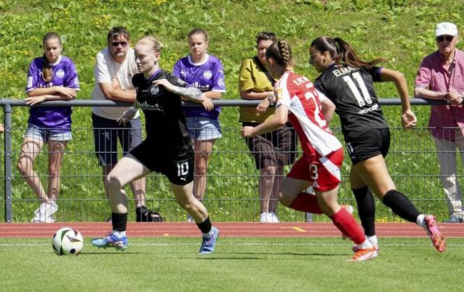 Frauenfussball in Essen ** NUR FÜR REDAKTIONELLE ZWECKE ** EDITORIAL USE ONLY **<p>Natasha Kowalski von der SGS Essen vorm Spiel gegen Pia Metzker vom 1. FC Union Berlin. Das Freundschaftsspiel SGS Essen gegen 1. FC Union Berlin endete am 10.08. 2024 mit 2:3 auf der Helmut-Rahn-Sportanlage Raumerstraße 57. Michael Gohl FUNKE Foto Services< p> Deutschland Nordrhein-Westfalen Essen Copyright: MichaelxGohl