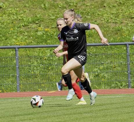 Frauenfussball in Essen ** NUR FÜR REDAKTIONELLE ZWECKE ** EDITORIAL USE ONLY **<p>Annika Enderle von der SGS Essen vorm Spiel gegen den 1. FC Union Berlin. Das Freundschaftsspiel SGS Essen gegen 1. FC Union Berlin endete am 10.08. 2024 mit 2:3 auf der Helmut-Rahn-Sportanlage Raumerstraße 57. Michael Gohl FUNKE Foto Services< p> Deutschland Nordrhein-Westfalen Essen Copyright: MichaelxGohl