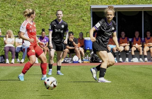 Frauenfussball in Essen ** NUR FÜR REDAKTIONELLE ZWECKE ** EDITORIAL USE ONLY **<p>Paulina Platner von der SGS Essen vorm Spiel gegen den 1. FC Union Berlin. Das Freundschaftsspiel SGS Essen gegen 1. FC Union Berlin endete am 10.08. 2024 mit 2:3 auf der Helmut-Rahn-Sportanlage Raumerstraße 57. Michael Gohl FUNKE Foto Services< p> Deutschland Nordrhein-Westfalen Essen Copyright: MichaelxGohl