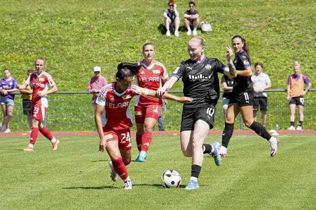 Frauenfussball in Essen ** NUR FÜR REDAKTIONELLE ZWECKE ** EDITORIAL USE ONLY **<p>Natasha Kowalski von der SGS Essen vorm Spiel gegen Fatma Sakar vom 1. FC Union Berlin. Das Freundschaftsspiel SGS Essen gegen 1. FC Union Berlin endete am 10.08. 2024 mit 2:3 auf der Helmut-Rahn-Sportanlage Raumerstraße 57. Michael Gohl FUNKE Foto Services< p> Deutschland Nordrhein-Westfalen Essen Copyright: MichaelxGohl