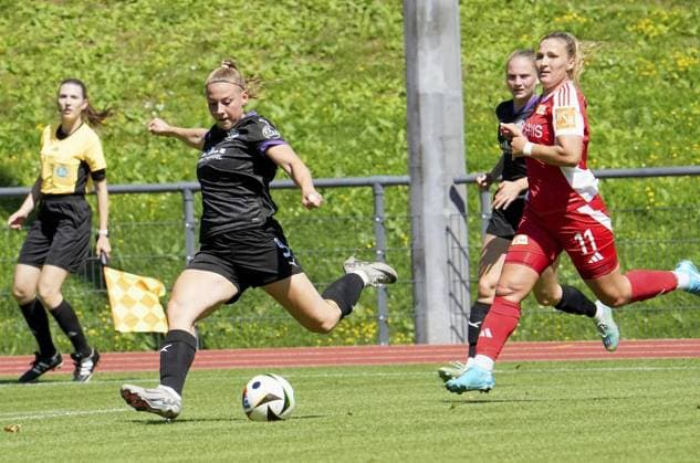 Frauenfussball in Essen ** NUR FÜR REDAKTIONELLE ZWECKE ** EDITORIAL USE ONLY **<p>Ramona Maier von der SGS Essen vorm Spiel gegen Dina Sophia Orschmann vom 1. FC Union Berlin. Das Freundschaftsspiel SGS Essen gegen 1. FC Union Berlin endete am 10.08. 2024 mit 2:3 auf der Helmut-Rahn-Sportanlage Raumerstraße 57. Michael Gohl FUNKE Foto Services< p> Deutschland Nordrhein-Westfalen Essen Copyright: MichaelxGohl