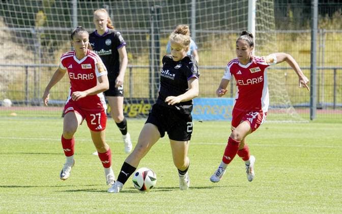 Frauenfussball in Essen ** NUR FÜR REDAKTIONELLE ZWECKE ** EDITORIAL USE ONLY **<p>Paulina Platner von der SGS Essen vorm Spiel gegen Korina Lara Janez und Fatma Sakar vom 1. FC Union Berlin. Das Freundschaftsspiel SGS Essen gegen 1. FC Union Berlin endete am 10.08. 2024 mit 2:3 auf der Helmut-Rahn-Sportanlage Raumerstraße 57. Michael Gohl FUNKE Foto Services< p> Deutschland Nordrhein-Westfalen Essen Copyright: MichaelxGohl