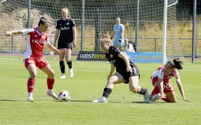 Frauenfussball in Essen ** NUR FÜR REDAKTIONELLE ZWECKE ** EDITORIAL USE ONLY **<p>Paulina Platner von der SGS Essen vorm Spiel gegen Korina Lara Janez vom 1. FC Union Berlin. Das Freundschaftsspiel SGS Essen gegen 1. FC Union Berlin endete am 10.08. 2024 mit 2:3 auf der Helmut-Rahn-Sportanlage Raumerstraße 57. Michael Gohl FUNKE Foto Services< p> Deutschland Nordrhein-Westfalen Essen Copyright: MichaelxGohl