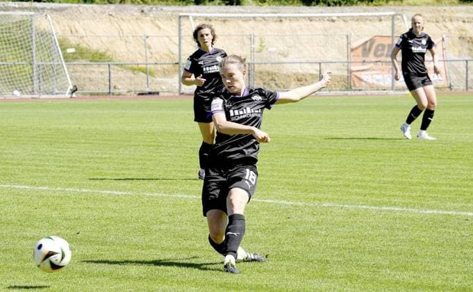 Frauenfussball in Essen ** NUR FÜR REDAKTIONELLE ZWECKE ** EDITORIAL USE ONLY **<p>Lena Ostermeier von der SGS Essen vorm Spiel gegen den 1. FC Union Berlin. Das Freundschaftsspiel SGS Essen gegen 1. FC Union Berlin endete am 10.08. 2024 mit 2:3 auf der Helmut-Rahn-Sportanlage Raumerstraße 57. Michael Gohl FUNKE Foto Services< p> Deutschland Nordrhein-Westfalen Essen Copyright: MichaelxGohl