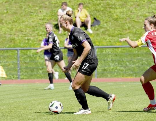 Frauenfussball in Essen ** NUR FÜR REDAKTIONELLE ZWECKE ** EDITORIAL USE ONLY **<p>Annalena Rieke von der SGS Essen vorm Spiel gegen den 1. FC Union Berlin. Das Freundschaftsspiel SGS Essen gegen 1. FC Union Berlin endete am 10.08. 2024 mit 2:3 auf der Helmut-Rahn-Sportanlage Raumerstraße 57. Michael Gohl FUNKE Foto Services< p> Deutschland Nordrhein-Westfalen Essen Copyright: MichaelxGohl