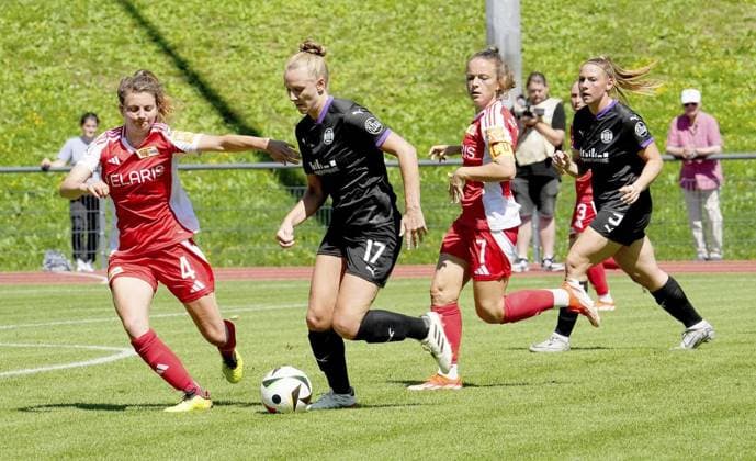 Frauenfussball in Essen ** NUR FÜR REDAKTIONELLE ZWECKE ** EDITORIAL USE ONLY **<p>Annalena Rieke von der SGS Essen vorm Spiel gegen Marie Christin Becker vom 1. FC Union Berlin. Das Freundschaftsspiel SGS Essen gegen 1. FC Union Berlin endete am 10.08. 2024 mit 2:3 auf der Helmut-Rahn-Sportanlage Raumerstraße 57. Michael Gohl FUNKE Foto Services< p> Deutschland Nordrhein-Westfalen Essen Copyright: MichaelxGohl
