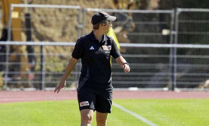 Frauenfussball in Essen ** NUR FÜR REDAKTIONELLE ZWECKE ** EDITORIAL USE ONLY **<p>Trainerin Ailien Poese vom 1. FC Union Berlin im Spiel gegen die SGS Essen. Das Freundschaftsspiel SGS Essen gegen 1. FC Union Berlin endete am 10.08. 2024 mit 2:3 auf der Helmut-Rahn-Sportanlage Raumerstraße 57. Michael Gohl FUNKE Foto Services< p> Deutschland Nordrhein-Westfalen Essen Copyright: MichaelxGohl
