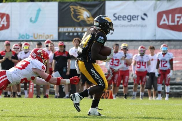 Chrisman Kyei (Berlin Adler, 24) mit dem Ball, auf dem Weg zum Touchdown,Berlin Adler vs Potsdam Royals, American Football, GFL, 2024, Saison, 10.08.2024, Berlin Berlin Land Copyright: xFootxBowl ThomasxSobotzkix