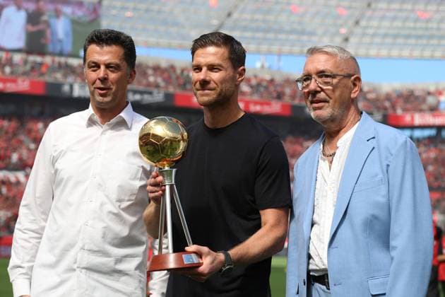 Sport Bilder des Tages Trainer Xabi Alonso (Bayer 04 Leverkusen) mit der Trophäe für den Trainer des Jahres, Testspiel, Bayer 04 Leverkusen vs Real Betis Sevilla, BayArena am 10. August 2024 in Leverkusen, Deutschland. (Foto von Oliver Kaelke DeFodi Images) Trainer Xabi Alonso (Bayer 04 Leverkusen) with the trophy for coach of the year, Testspiel, Bayer 04 Leverkusen vs Real Betis Sevilla, BayArena on August 10, 2024 in Leverkusen, Germany. (Photo by Oliver Kaelke DeFodi Images) Defodi-678_2024_08_10_OK_LEVRBS_0342