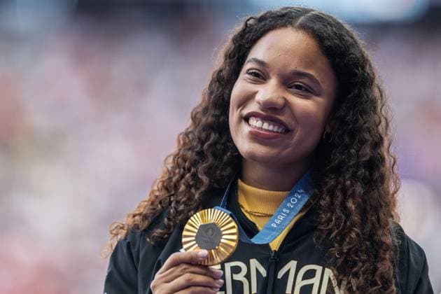 Sport Themen der Woche KW32 Sport Bilder des Tages 240810 Gold medallist Yemesi Ogunleye of Germany celebrates on the podium at the medal ceremony for women™s athletics shot put during day 15 of the Paris 2024 Olympic Games, Olympische Spiele, Olympia, OS on August 10, 2024 in Paris. Photo: Vegard Grott BILDBYRAN kod VG VG0648 bbeng friidrott athletics friidrett olympic games olympics os ol olympiska spel olympiske leker paris 2024 paris-os paris-ol jubel shot put kulestot kule kula *** 240810 Gold medallist Yemesi Ogunleye of Germany celebrates on the podium at the medal ceremony for women™s athletics shot put during day 15 of the Paris 2024 Olympic Games on August 10, 2024 in Paris Photo Vegard Grott BILDBYRAN kod VG VG0648 bbeng friidrott athletics friidrett olympic games olympics os ol olympiska leker olympiske leker paris 2024 paris os paris ol jubel shot put kulestot kule kula  Copyright: VEGARDxGRoTT BB240810VG007