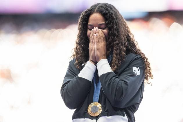 Sport Bilder des Tages 240810 Gold medallist Yemesi Ogunleye of Germany celebrates on the podium at the medal ceremony for women™s athletics shot put during day 15 of the Paris 2024 Olympic Games, Olympische Spiele, Olympia, OS on August 10, 2024 in Paris. Photo: Vegard Grott BILDBYRAN kod VG VG0648 bbeng friidrott athletics friidrett olympic games olympics os ol olympiska spel olympiske leker paris 2024 paris-os paris-ol jubel shot put kulestot kule kula Copyright: VEGARDxGRoTT BB240810VG001