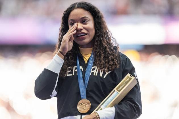 240810 Gold medallist Yemesi Ogunleye of Germany celebrates on the podium at the medal ceremony for women™s athletics shot put during day 15 of the Paris 2024 Olympic Games, Olympische Spiele, Olympia, OS on August 10, 2024 in Paris. Photo: Vegard Grott BILDBYRAN kod VG VG0648 bbeng friidrott athletics friidrett olympic games olympics os ol olympiska spel olympiske leker paris 2024 paris-os paris-ol jubel shot put kulestot kule kula Copyright: VEGARDxGRoTT BB240810VG002