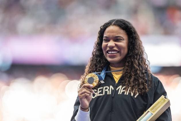 240810 Gold medallist Yemesi Ogunleye of Germany celebrates on the podium at the medal ceremony for women™s athletics shot put during day 15 of the Paris 2024 Olympic Games, Olympische Spiele, Olympia, OS on August 10, 2024 in Paris. Photo: Vegard Grott BILDBYRAN kod VG VG0648 bbeng friidrott athletics friidrett olympic games olympics os ol olympiska spel olympiske leker paris 2024 paris-os paris-ol jubel shot put kulestot kule kula Copyright: VEGARDxGRoTT BB240810VG005