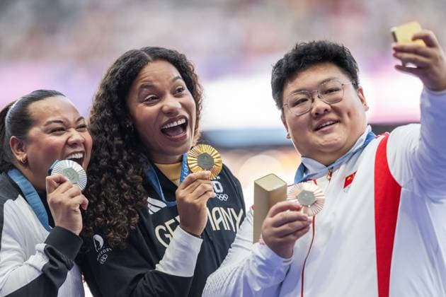 240810 Silver medallist Maddison-Lee Wesche of New Zealand, gold medallist Yemesi Ogunleye of Germany, and bronze medallist Jiayuan Song of China celebrate on the podium at the medal ceremony for women™s athletics shot put during day 15 of the Paris 2024 Olympic Games, Olympische Spiele, Olympia, OS on August 10, 2024 in Paris. Photo: Vegard Grott BILDBYRAN kod VG VG0648 bbeng friidrott athletics friidrett olympic games olympics os ol olympiska spel olympiske leker paris 2024 paris-os paris-ol jubel shot put kulestot kule kula Copyright: VEGARDxGRoTT BB240810VG008