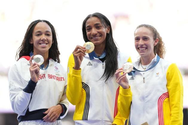 Sport Bilder des Tages Katarina Johnson-Thompson of Great Britain (Women s Heptathlon) receives her silver medal, with Nafissatou Thiam of Belgium (Women s Heptathlon) winning the gold and Noor Vidts of Belgium (Women s Heptathlon) the bronze Paris 2024 Olympic Games, Olympische Spiele, Olympia, OS Day Fifteen, Paris, France - 10 Aug 2024  Copyright: xDavexWinter Shutterstockx 14623000co