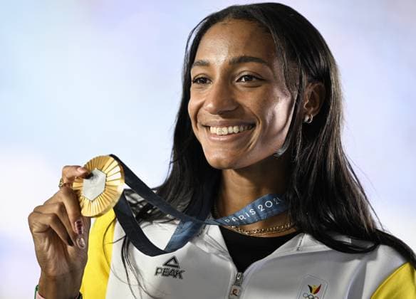 Belgian athlete Nafissatou Nafi Thiam, winner of the gold medal shows her medal as she poses for the photographers, on the podium during the medal ceremony of the women s heptathlon at the athletics competition at the Paris 2024 Olympic Games, Olympische Spiele, Olympia, OS on Saturday 10 August 2024 in Paris, France. The Games of the XXXIII Olympiad are taking place in Paris from 26 July to 11 August. The Belgian delegation counts 165 athletes competing in 21 sports. JASPERxJACOBS  x98233806x