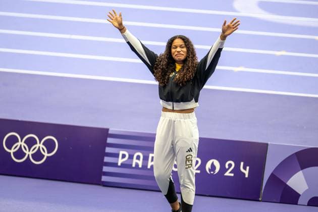 Olympische Spiele (Leichtathletik); Paris, 10.08.2024 PARIS, FRANCE - AUGUST 10: Yemisi OGUNLEYE (GER), born 3 Oct 1998 at the podest with her gold medal in the Women s Shot Put on day 15 of the Olympic Games, Olympische Spiele, Olympia, OS during the athletics competitions at Stade de France in Paris on 10.8.2024 in Île-de-France France. Silver goes to Maddison-Lee WESCHE (NZL). Bronce goes to Jiayuan SONG (CHN). Copyright: xBEAUTIFULxSPORTS OliverxKremerx