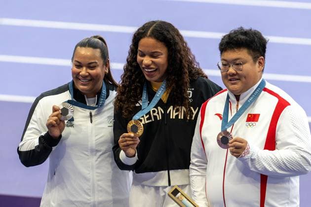 Olympische Spiele (Leichtathletik); Paris, 10.08.2024 PARIS, FRANCE - AUGUST 10: Yemisi OGUNLEYE (GER), born 3 Oct 1998 at the podest with her gold medal in the Women s Shot Put on day 15 of the Olympic Games, Olympische Spiele, Olympia, OS during the athletics competitions at Stade de France in Paris on 10.8.2024 in Île-de-France France. Silver goes to Maddison-Lee WESCHE (NZL). Bronce goes to Jiayuan SONG (CHN). Copyright: xBEAUTIFULxSPORTS OliverxKremerx