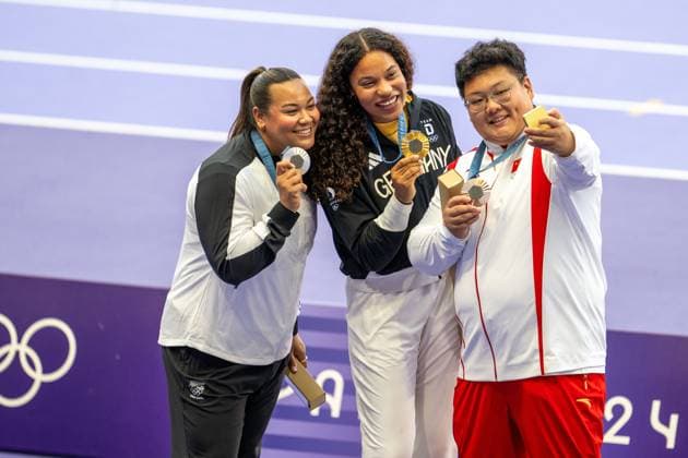 Olympische Spiele (Leichtathletik); Paris, 10.08.2024 PARIS, FRANCE - AUGUST 10: Yemisi OGUNLEYE (GER), born 3 Oct 1998 at the podest with her gold medal in the Women s Shot Put on day 15 of the Olympic Games, Olympische Spiele, Olympia, OS during the athletics competitions at Stade de France in Paris on 10.8.2024 in Île-de-France France. Silver goes to Maddison-Lee WESCHE (NZL). Bronce goes to Jiayuan SONG (CHN). Copyright: xBEAUTIFULxSPORTS OliverxKremerx