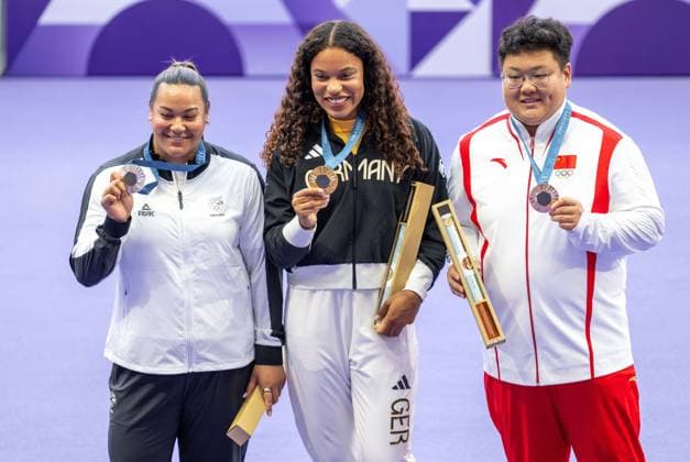 Olympische Spiele (Leichtathletik); Paris, 10.08.2024 PARIS, FRANCE - AUGUST 10: Yemisi OGUNLEYE (GER), born 3 Oct 1998 at the podest with her gold medal in the Women s Shot Put on day 15 of the Olympic Games, Olympische Spiele, Olympia, OS during the athletics competitions at Stade de France in Paris on 10.8.2024 in Île-de-France France. Silver goes to Maddison-Lee WESCHE (NZL). Bronce goes to Jiayuan SONG (CHN). Copyright: xBEAUTIFULxSPORTS OliverxKremerx