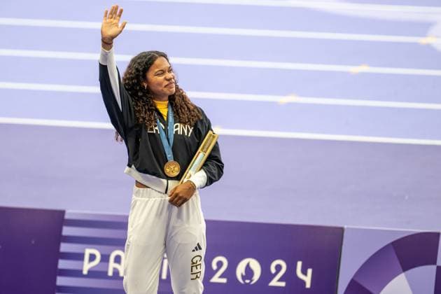 Olympische Spiele (Leichtathletik); Paris, 10.08.2024 PARIS, FRANCE - AUGUST 10: Yemisi OGUNLEYE (GER), born 3 Oct 1998 at the podest with her gold medal in the Women s Shot Put on day 15 of the Olympic Games, Olympische Spiele, Olympia, OS during the athletics competitions at Stade de France in Paris on 10.8.2024 in Île-de-France France. Silver goes to Maddison-Lee WESCHE (NZL). Bronce goes to Jiayuan SONG (CHN). Copyright: xBEAUTIFULxSPORTS OliverxKremerx