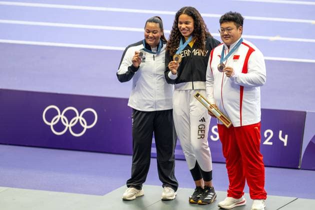 Olympische Spiele (Leichtathletik); Paris, 10.08.2024 PARIS, FRANCE - AUGUST 10: Yemisi OGUNLEYE (GER), born 3 Oct 1998 at the podest with her gold medal in the Women s Shot Put on day 15 of the Olympic Games, Olympische Spiele, Olympia, OS during the athletics competitions at Stade de France in Paris on 10.8.2024 in Île-de-France France. Silver goes to Maddison-Lee WESCHE (NZL). Bronce goes to Jiayuan SONG (CHN). Copyright: xBEAUTIFULxSPORTS OliverxKremerx
