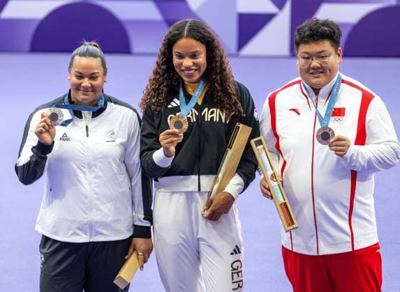 Olympische Spiele (Leichtathletik); Paris, 10.08.2024 PARIS, FRANCE - AUGUST 10: Yemisi OGUNLEYE (GER), born 3 Oct 1998 at the podest with her gold medal in the Women s Shot Put on day 15 of the Olympic Games, Olympische Spiele, Olympia, OS during the athletics competitions at Stade de France in Paris on 10.8.2024 in Île-de-France France. Silver goes to Maddison-Lee WESCHE (NZL). Bronce goes to Jiayuan SONG (CHN). Copyright: xBEAUTIFULxSPORTS OliverxKremerx