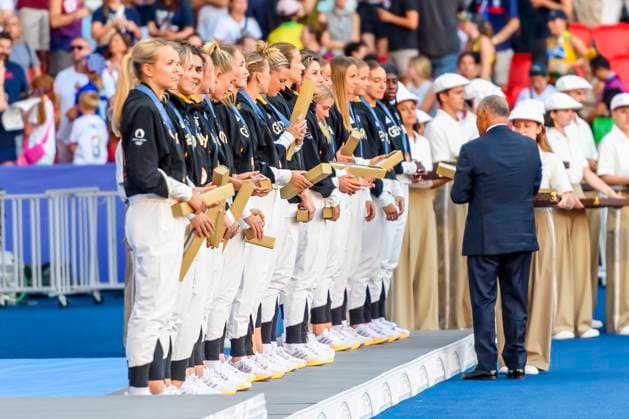FRA, Olympische Sommerspiele Paris 2024, Fussball, Frauen , Finale, Siegerehrung Brasielien (BRA) vs Vereinigte Staaten von America (USA) , USA Gold , Brasielien Silber Deutschland Bronze 10.08.2024, Parc des Princes, Paris, FRA, Olympische Sommerspiele Paris 2024, Fussball, Frauen , Finale, Siegerehrung Brasielien (BRA) vs Vereinigte Staaten von America (USA) , USA Gold , Brasielien Silber Deutschland Bronze , im Bild Die Deutsche Mannschaft mit Bronze