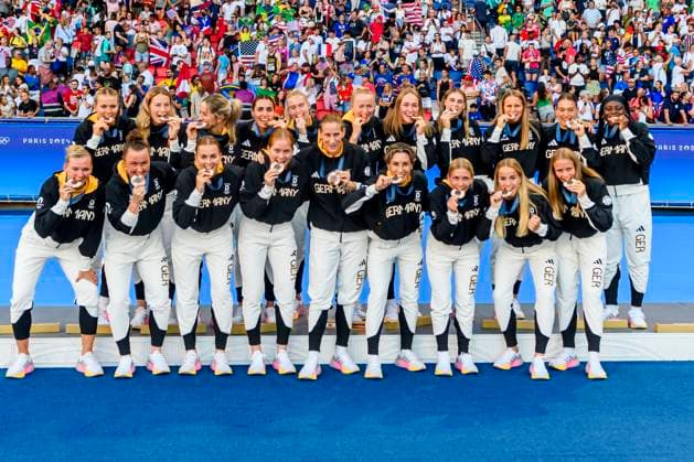 FRA, Olympische Sommerspiele Paris 2024, Fussball, Frauen , Finale, Siegerehrung Brasielien (BRA) vs Vereinigte Staaten von America (USA) , USA Gold , Brasielien Silber Deutschland Bronze 10.08.2024, Parc des Princes, Paris, FRA, Olympische Sommerspiele Paris 2024, Fussball, Frauen , Finale, Siegerehrung Brasielien (BRA) vs Vereinigte Staaten von America (USA) , USA Gold , Brasielien Silber Deutschland Bronze , im Bild die Deutschen Frauen Jubeln über Bronze