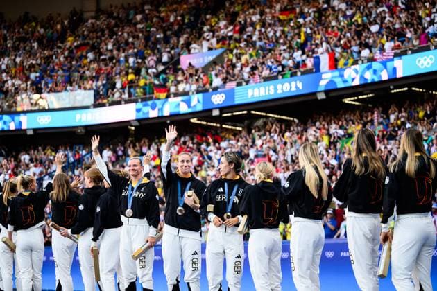 240810 Players of Germany celebrate with their bronze medals after the women™s football final between Brazil and USA during day 15 of the Paris 2024 Olympic Games, Olympische Spiele, Olympia, OS on August 10, 2024 in Paris. Photo: Johanna Säll BILDBYRAN kod JL JL0431 fotboll football soccer fotball olympic games olympics os ol olympiska spel olympiske leker paris 2024 paris-os paris-ol 15 bbeng usa brasilien jubel Copyright: JOHANNAxSÄLL BB240810ZH165