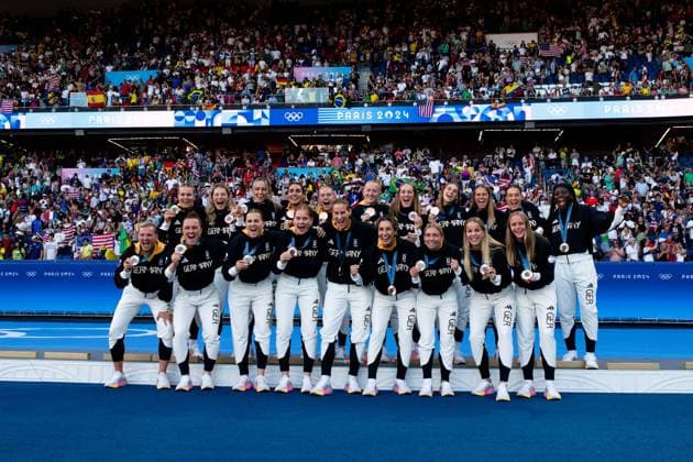 Merle Frohms (Deutschland, 01), Sarai Linder (Deutschland, 02), Kathrin Hendrich (Deutschland, 03), Bibiane Schulze Solano (Deutschland, 04), Janina Minge (Deutschland, 06), Lea Schueller (Deutschland, 07), Sydney Lohmann (Deutschland, 08), Jule Brand (Deutschland, 16), Klara Buehl (Deutschland, 17), Felicitas Rauch (Deutschland), Nicole Anyomi (Deutschland), Alexandra Popp (Deutschland, 11), Marina Hegering (Deutschland, 05), Laura Freigang (Deutschland, 10), Sjoeke Nuesken (Deutschland, 09), Ann-Katrin Berger (Deutschland, 12), Sara Doorsoun (Deutschland, 13), Elisa Senß (Deutschland, 14), Giulia Gwinn (Deutschland, 15), Vivien Endemann (Deutschland, 18) jubeln bei der Siegerehrung auf dem Podium ueber Platz 3 und Bronze Medaille, FRA, Olympische Spiele Paris 2024, Olympisches Fussballturnier, Frauen, Siegerehrung, 10.08.2024 FRA, Olympische Spiele Paris 2024, Olympisches Fussballturnier, Frauen, Siegerehrung, 10.08.2024 Paris Copyright: xEibner-Pressefoto Memmlerx EP_MMR