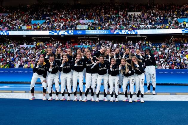 Merle Frohms (Deutschland, 01), Sarai Linder (Deutschland, 02), Kathrin Hendrich (Deutschland, 03), Bibiane Schulze Solano (Deutschland, 04), Janina Minge (Deutschland, 06), Lea Schueller (Deutschland, 07), Sydney Lohmann (Deutschland, 08), Jule Brand (Deutschland, 16), Klara Buehl (Deutschland, 17), Felicitas Rauch (Deutschland), Nicole Anyomi (Deutschland), Alexandra Popp (Deutschland, 11), Marina Hegering (Deutschland, 05), Laura Freigang (Deutschland, 10), Sjoeke Nuesken (Deutschland, 09), Ann-Katrin Berger (Deutschland, 12), Sara Doorsoun (Deutschland, 13), Elisa Senß (Deutschland, 14), Giulia Gwinn (Deutschland, 15), Vivien Endemann (Deutschland, 18) jubeln bei der Siegerehrung auf dem Podium ueber Platz 3 und Bronze Medaille, FRA, Olympische Spiele Paris 2024, Olympisches Fussballturnier, Frauen, Siegerehrung, 10.08.2024 FRA, Olympische Spiele Paris 2024, Olympisches Fussballturnier, Frauen, Siegerehrung, 10.08.2024 Paris Copyright: xEibner-Pressefoto Memmlerx EP_MMR