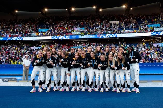 Merle Frohms (Deutschland, 01), Sarai Linder (Deutschland, 02), Kathrin Hendrich (Deutschland, 03), Bibiane Schulze Solano (Deutschland, 04), Janina Minge (Deutschland, 06), Lea Schueller (Deutschland, 07), Sydney Lohmann (Deutschland, 08), Jule Brand (Deutschland, 16), Klara Buehl (Deutschland, 17), Felicitas Rauch (Deutschland), Nicole Anyomi (Deutschland), Alexandra Popp (Deutschland, 11), Marina Hegering (Deutschland, 05), Laura Freigang (Deutschland, 10), Sjoeke Nuesken (Deutschland, 09), Ann-Katrin Berger (Deutschland, 12), Sara Doorsoun (Deutschland, 13), Elisa Senß (Deutschland, 14), Giulia Gwinn (Deutschland, 15), Vivien Endemann (Deutschland, 18) jubeln bei der Siegerehrung auf dem Podium ueber Platz 3 und Bronze Medaille, FRA, Olympische Spiele Paris 2024, Olympisches Fussballturnier, Frauen, Siegerehrung, 10.08.2024 FRA, Olympische Spiele Paris 2024, Olympisches Fussballturnier, Frauen, Siegerehrung, 10.08.2024 Paris Copyright: xEibner-Pressefoto Memmlerx EP_MMR