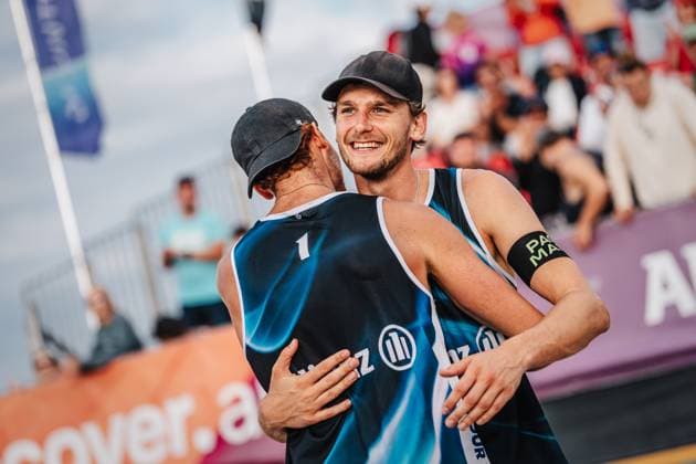 Beachvolleyball Männer Allianz German Beach Tour 2024 Tourstop Kühlungsborn 10.08.2024 v.l. Max Just und Paul Henning freuen sich nach dem Sieg Kühlungsborn Strand an der Seebrücke Mecklenburg-Vorpommern Deutschland