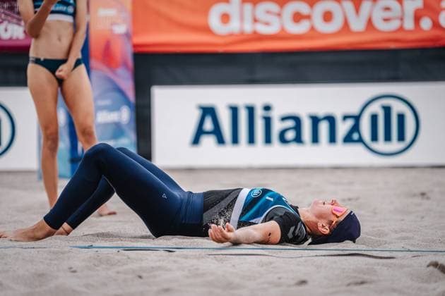 Beachvolleyball Frauen Allianz German Beach Tour 2024 Tourstop Kühlungsborn 10.08.2024 Melanie Gernert liegt am Boden Kühlungsborn Strand an der Seebrücke Mecklenburg-Vorpommern Deutschland