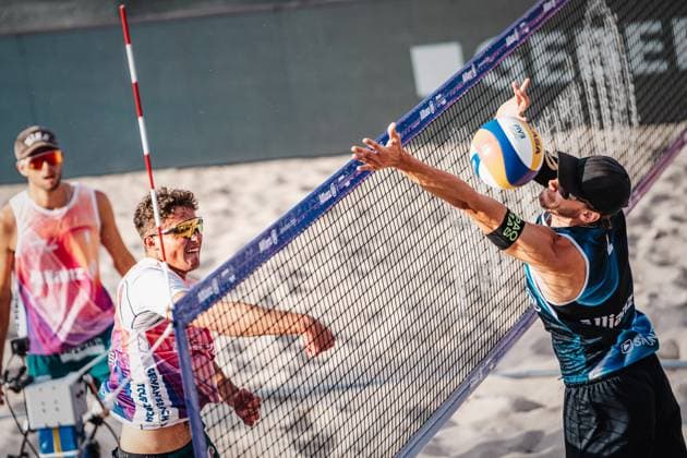 Beachvolleyball Männer Allianz German Beach Tour 2024 Tourstop Kühlungsborn 10.08.2024 v.l. Hennes Nissen im Angriff gegen Paul Henning Kühlungsborn Strand an der Seebrücke Mecklenburg-Vorpommern Deutschland