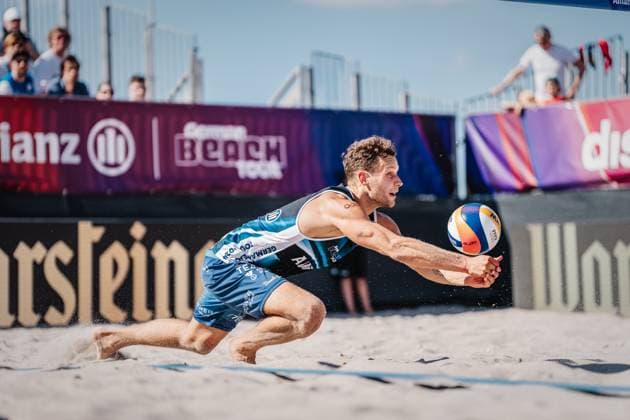 Beachvolleyball Männer Allianz German Beach Tour 2024 Tourstop Kühlungsborn 10.08.2024 Eric Stadie spielt den Ball Kühlungsborn Strand an der Seebrücke Mecklenburg-Vorpommern Deutschland