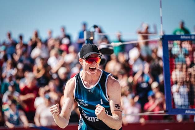 Beachvolleyball Männer Allianz German Beach Tour 2024 Tourstop Kühlungsborn 10.08.2024 Philipp Huster jubelt nach dem Sieg Kühlungsborn Strand an der Seebrücke Mecklenburg-Vorpommern Deutschland